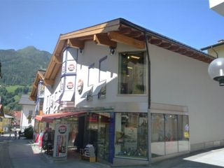 Wohnhaus mit Geschäft